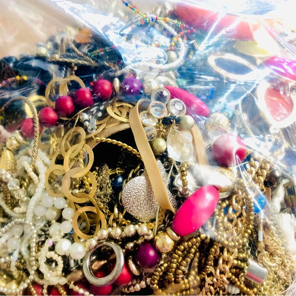 4+ lbs Premium Signed & Unsigned Costume Jewelry - Picture 1 of 1